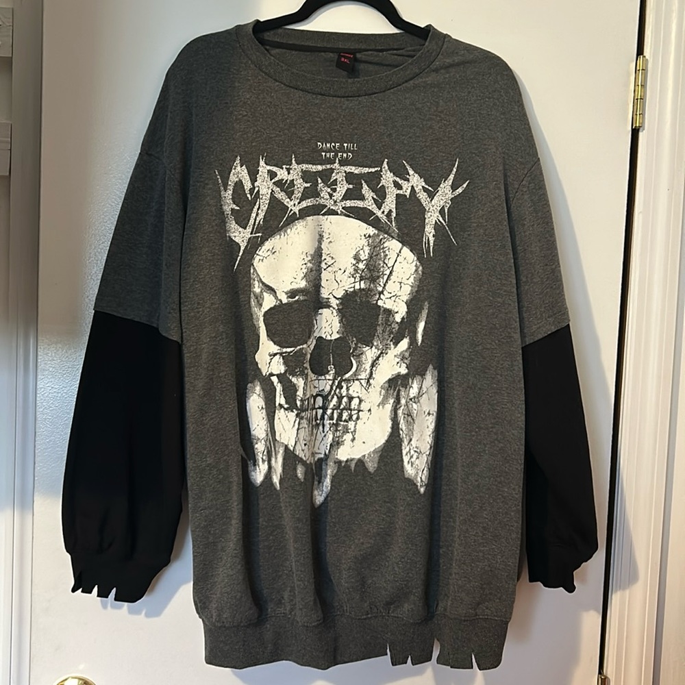 Long sleeve oversized skull crewneck
